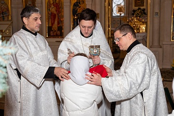 Поздняя Божественная литургия в праздник Рождества Христова