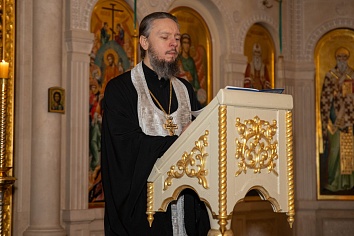 Поздняя Божественная литургия в праздник Рождества Христова