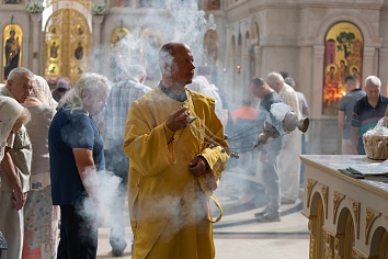 Божественная Литургия в воскресенье, на неделе пятой по Пятидесятнице