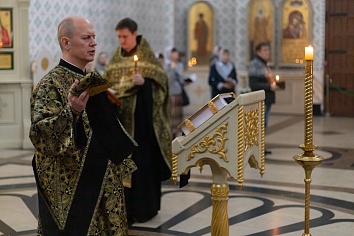 Служба двенадцати Евангелий 17 апреля, в вечер Великого Четверга