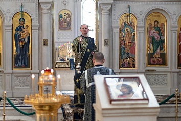  Вечерня Великого Пятка и Вынос Плащаницы.