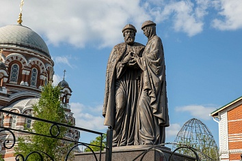 Памятник святым благоверным князю Петру и княгине Февронии