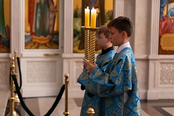 Божественная Литургия в понедельник, на неделе седьмой по Пятидесятнице в день празднования Казанской иконы Божией Матери