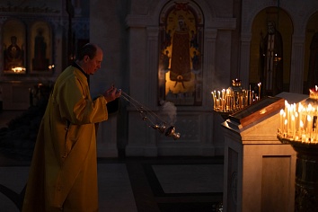 Божественная литургия в воскресенье, на неделе о мытаре и фарисее