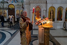 Божественная Литургия с чином раздробления артоса