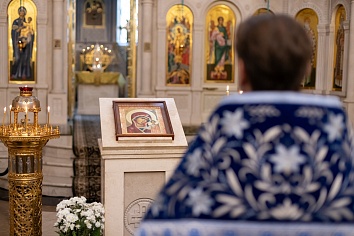 Божественная Литургия в понедельник, на неделе седьмой по Пятидесятнице в день празднования Казанской иконы Божией Матери