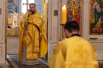 Божественная Литургия в воскресенье, на неделе первой по Пятидесятнице, Всех святых