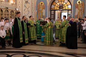 Всенощное бдение архиерейским чином накануне дня Святой Троицы