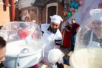 Пасхальная поздняя Литургия и праздничные гуляния на приходе