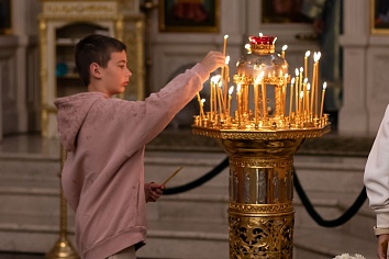 Божественная Литургия в понедельник, на неделе седьмой по Пятидесятнице в день празднования Казанской иконы Божией Матери