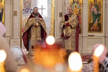 Божественная Литургия в воскресенье, на неделе четвертой по Пасхе, о расслабленном
