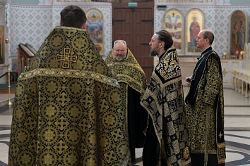  Вечерня Великого Пятка и Вынос Плащаницы.