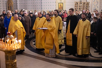 Божественная литургия в воскресенье, на неделе о мытаре и фарисее