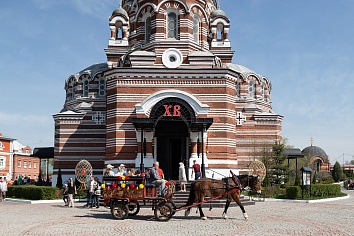 Пасхальная поздняя Литургия и праздничные гуляния на приходе